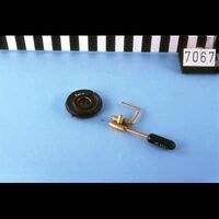 Voorwerpen\7000\7067.jpg; V07067; Handmicroscoopje met lens in houten montuur en objectdrager; Enkelvoudige microscoopSimple microscope